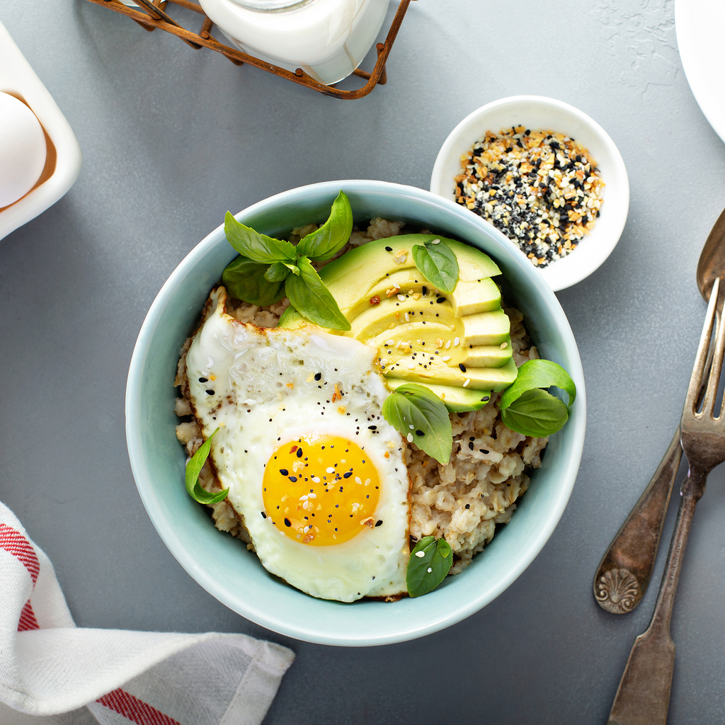 Porridge salato con uova e avocado